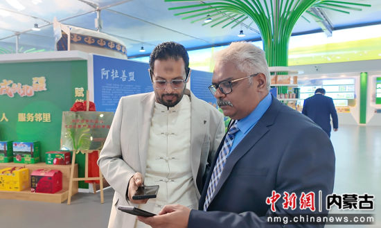 图为众人在内蒙古优质农畜产品展销中心参观。 伊博 摄 图为众人在内蒙古优质农畜产品展销中心参观。 伊博 摄