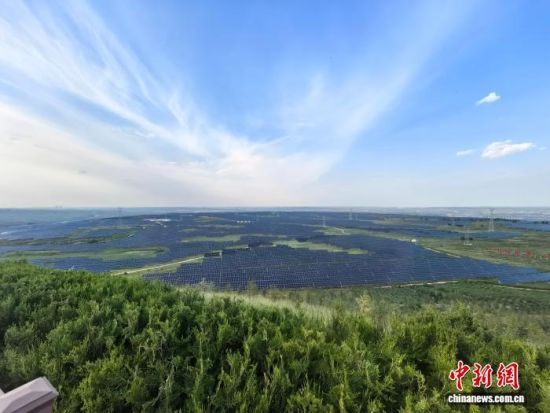 天骄绿能50万千瓦采煤沉陷区生态治理光伏发电示范项目现状。中新网记者 张焕迪 摄 天骄绿能50万千瓦采煤沉陷区生态治理光伏发电示范项目现状。中新网记者 张焕迪 摄