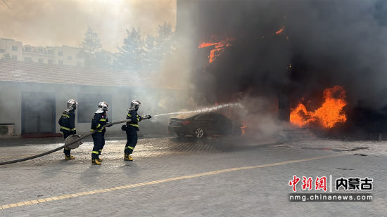 通遼市蒙醫研究所起火 消防員疏散30余人